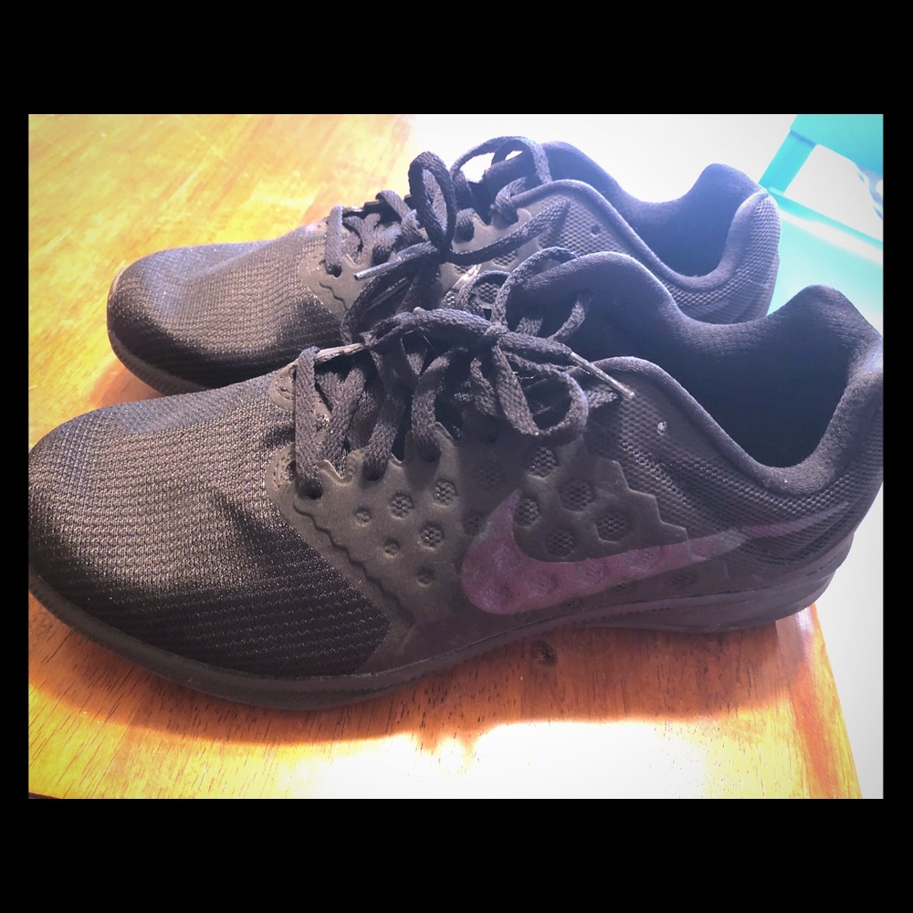 All black men’s Nike shoes size 8
